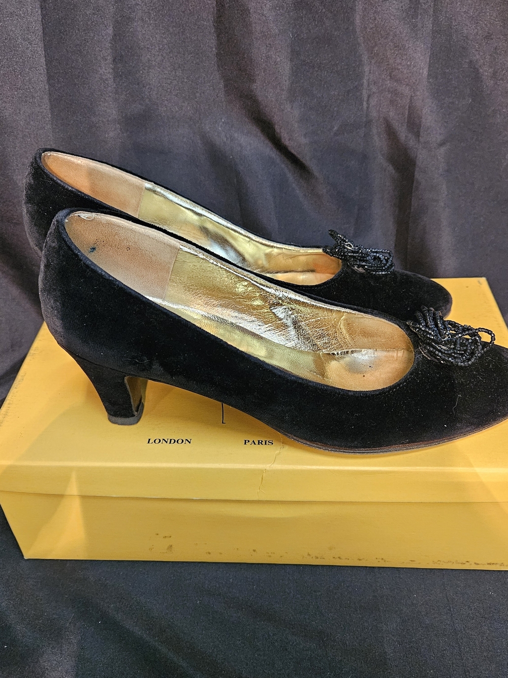 S49 Rayne Black Velvet Women's Mid-Heel Pumps Size 8AA